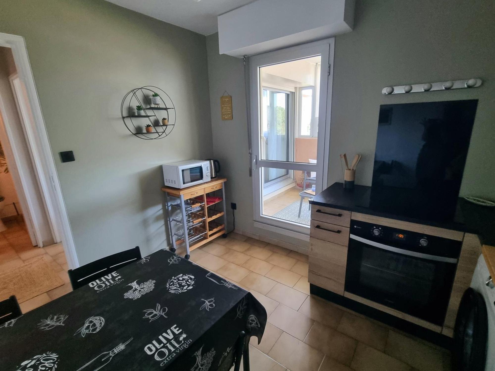 Spacieux T2, Emplacement Ideal Et Parking Prive Юзес Екстер'єр фото